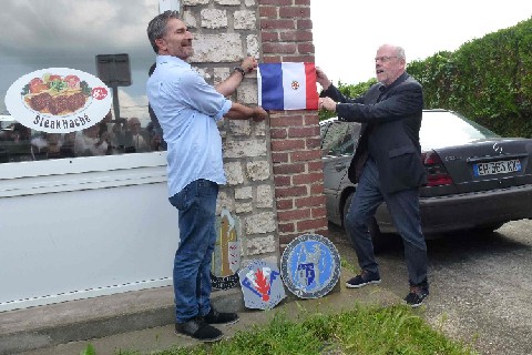 Z1806-08 AET LA 41 Gare de Gaillon Massiat et le patron du restaurant