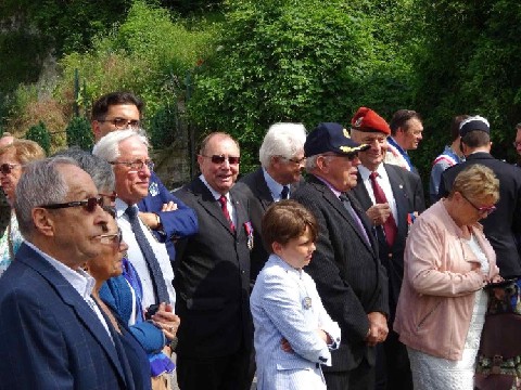 Z1806-09 AET LA 11d devant le Monument aux Morts