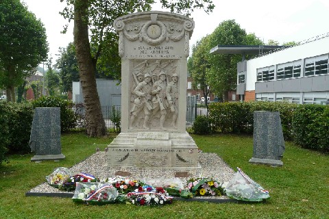 Z1806-09 AET LA 28 Monument aux Morts fleuri