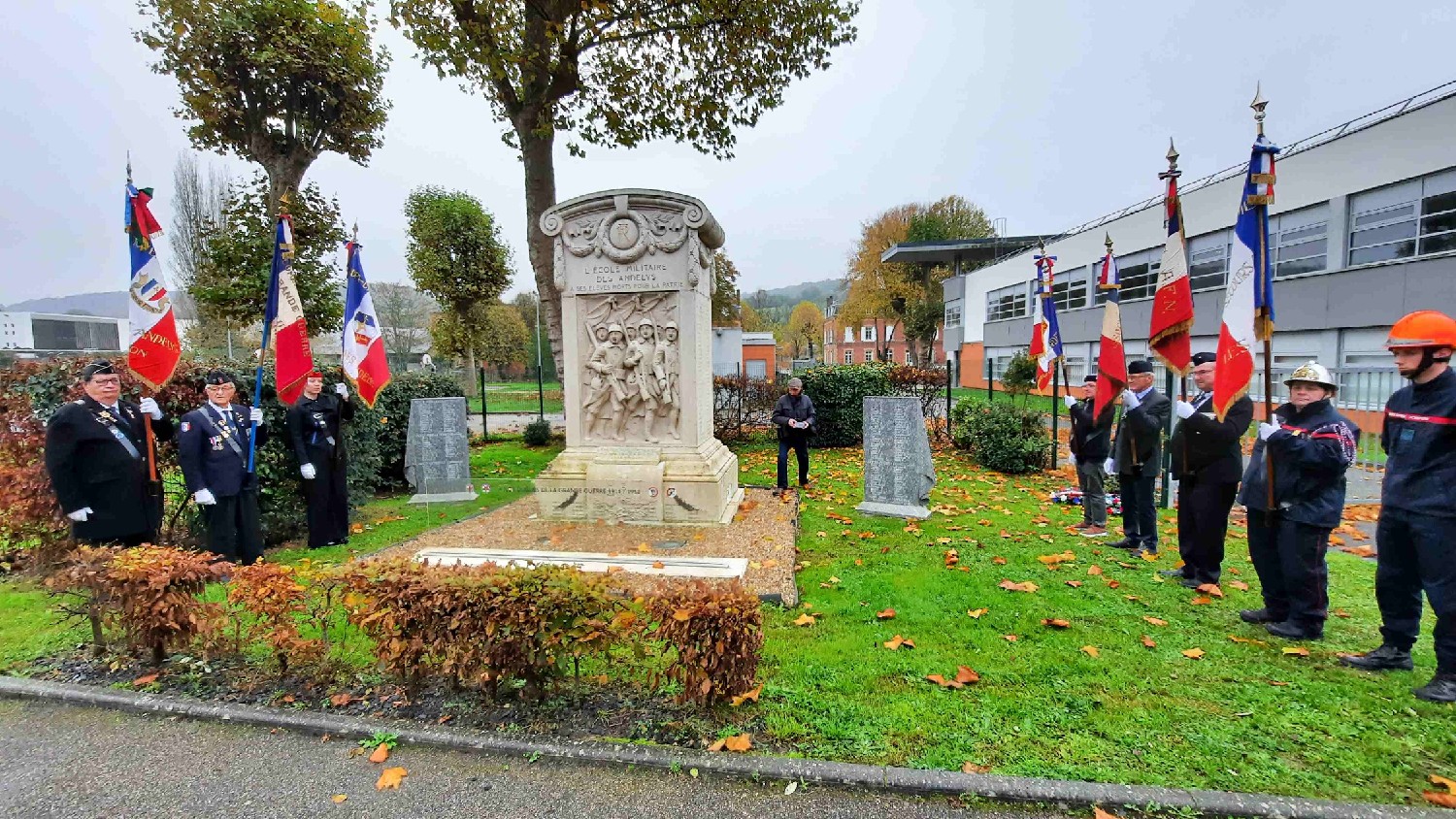 Z2411-11 aux Andelys 01 - Au Monument aux Morts de l'EMP