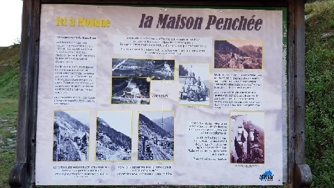 Z2109-24 AG GDG 005 Modane Maison penchee
