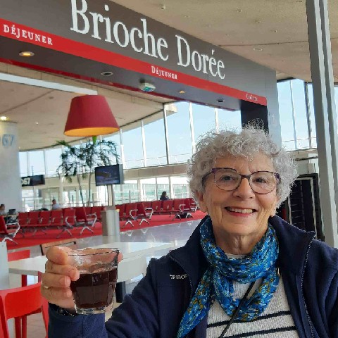 Z2406-12 J1 005 CDG Roissy Michèle - Mimi Perrin Attente embarquement