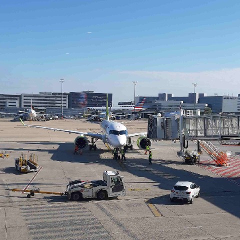 Z2406-12 J1 008 CDG Roissy Notre avion AirBaltic arrive sur le tarmac