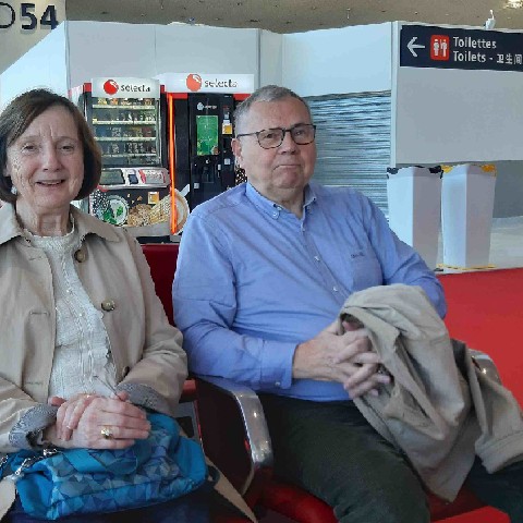 Z2406-12 J1 009 CDG Roissy Hélène et Quentin Deurbergue Attente embarquement