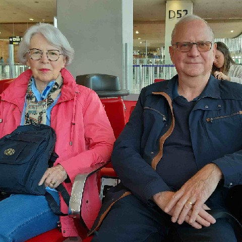 Z2406-12 J1 010 CDG Roissy Marie-Ange et Pierre Foucher Attente embarquement