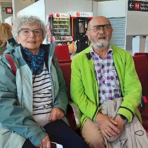 Z2406-12 J1 011 CDG Roissy Mimi et Bernard Perrin Attente embarquement