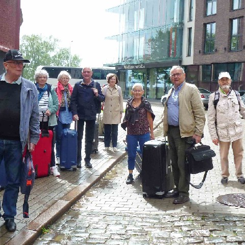 Z2406-12 J1 017 Riga Arrivée du groupe à l'hôtel Rixwell - Montage