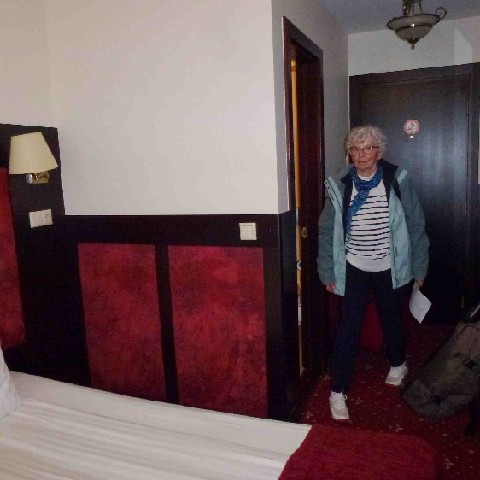 Z2406-12 J1 023 Riga Mimi dans sa chambre à l'hôtel Rixwell