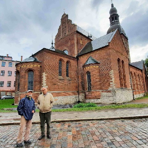 Z2406-12 J1 036 Riga B Perrin et Q Deurbergue devant la Cathédrale protestante