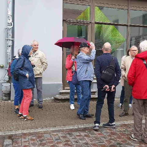 Z2406-12 J1 042 Riga Groupe sous la pluie Kalku Iela