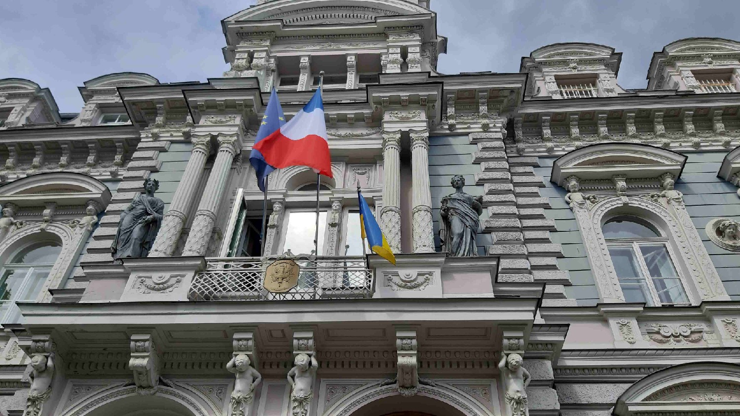 Z2406-13 J2 084 Riga Sortie de l'Ambassade de France
