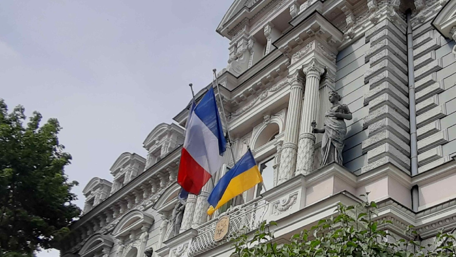 Z2406-13 J2 084a Riga Sortie de l'Ambassade de France