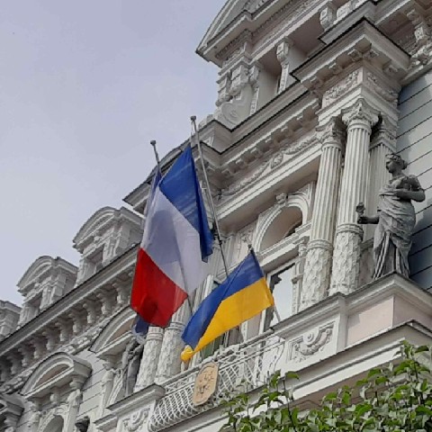Z2406-13 J2 084a Riga Sortie de l'Ambassade de France