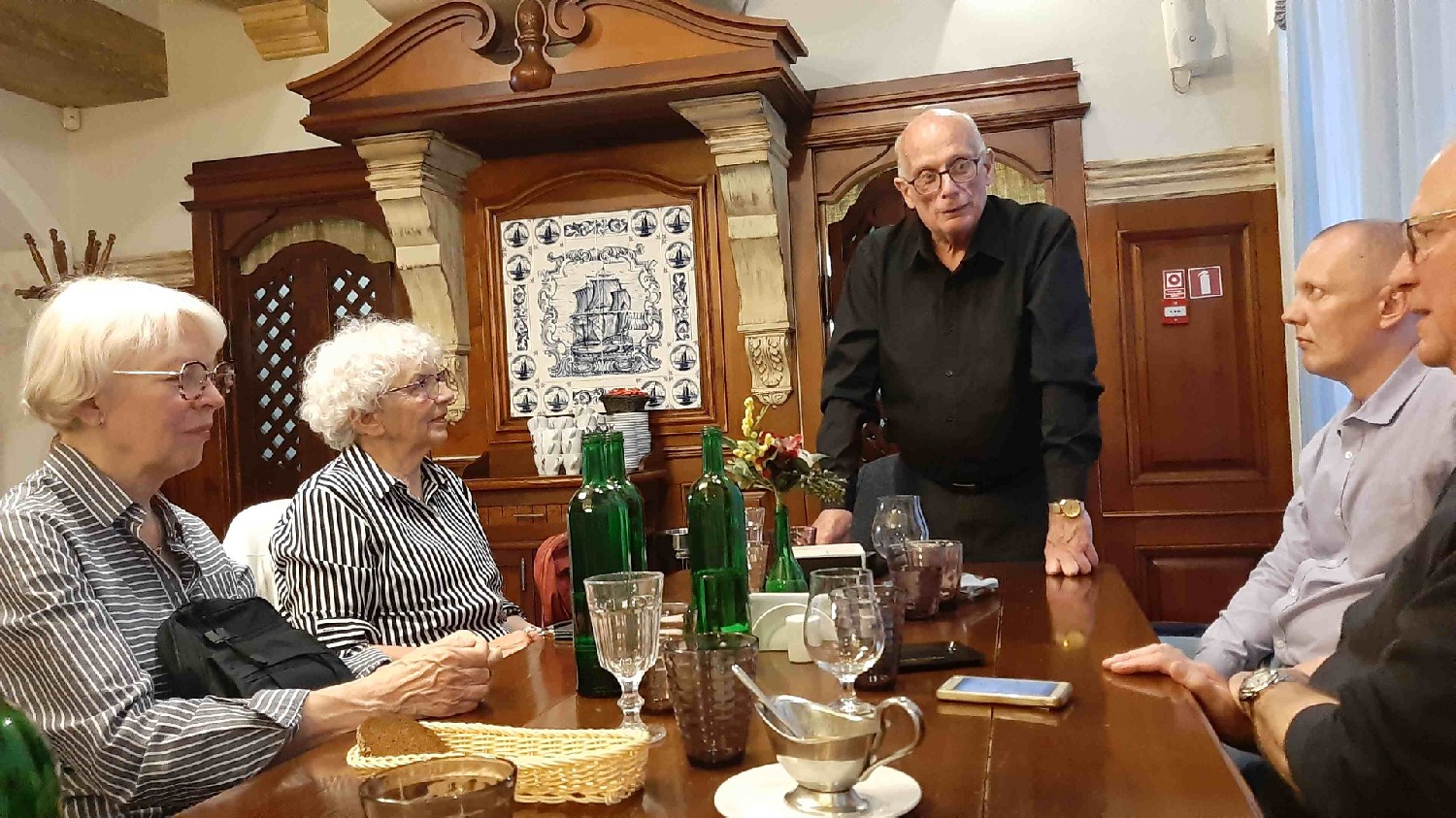 Z2406-16 J5 347 Riga - au resto Salve - Bref discours de Gilles