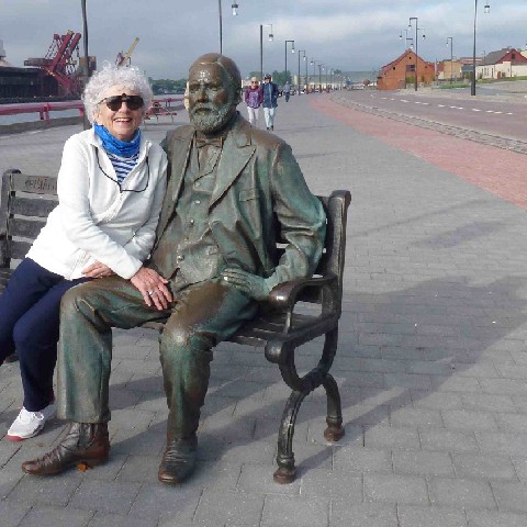 Z2406-17 J6 431 Ventspils - Mimi et le beau monsieur sur le banc