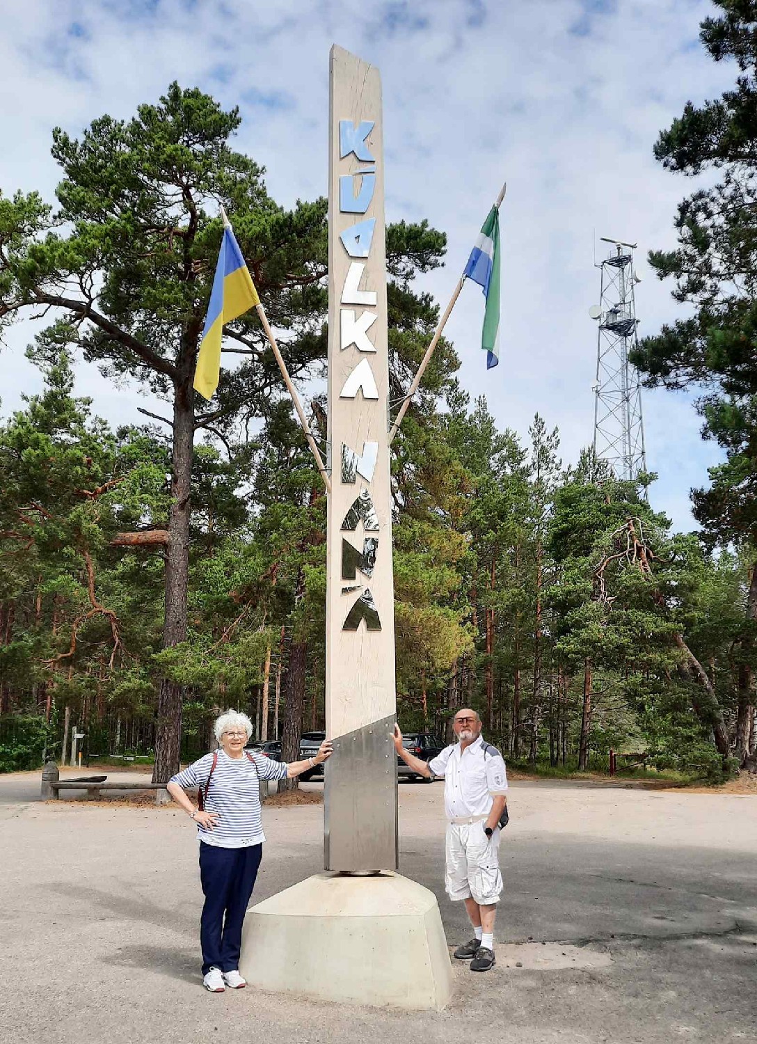 Z2406-18 J7 473 Kolka - Bernard et Mimi à l'obélisque pivotante