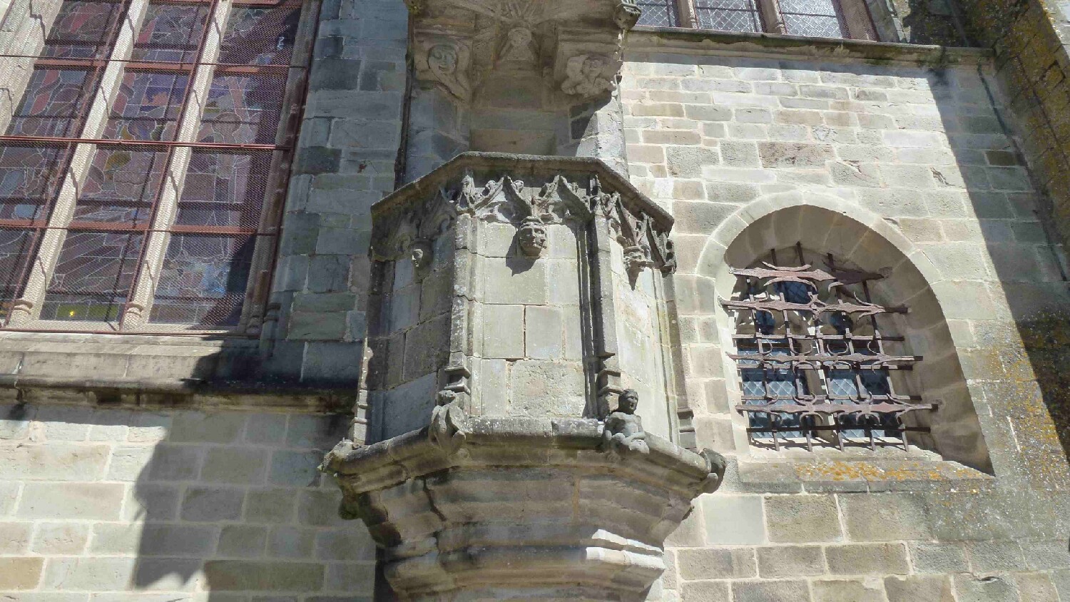 Z2505-15 GDG Ouest à Vitré 045 Eglise ND Chaire de prédication extérieure