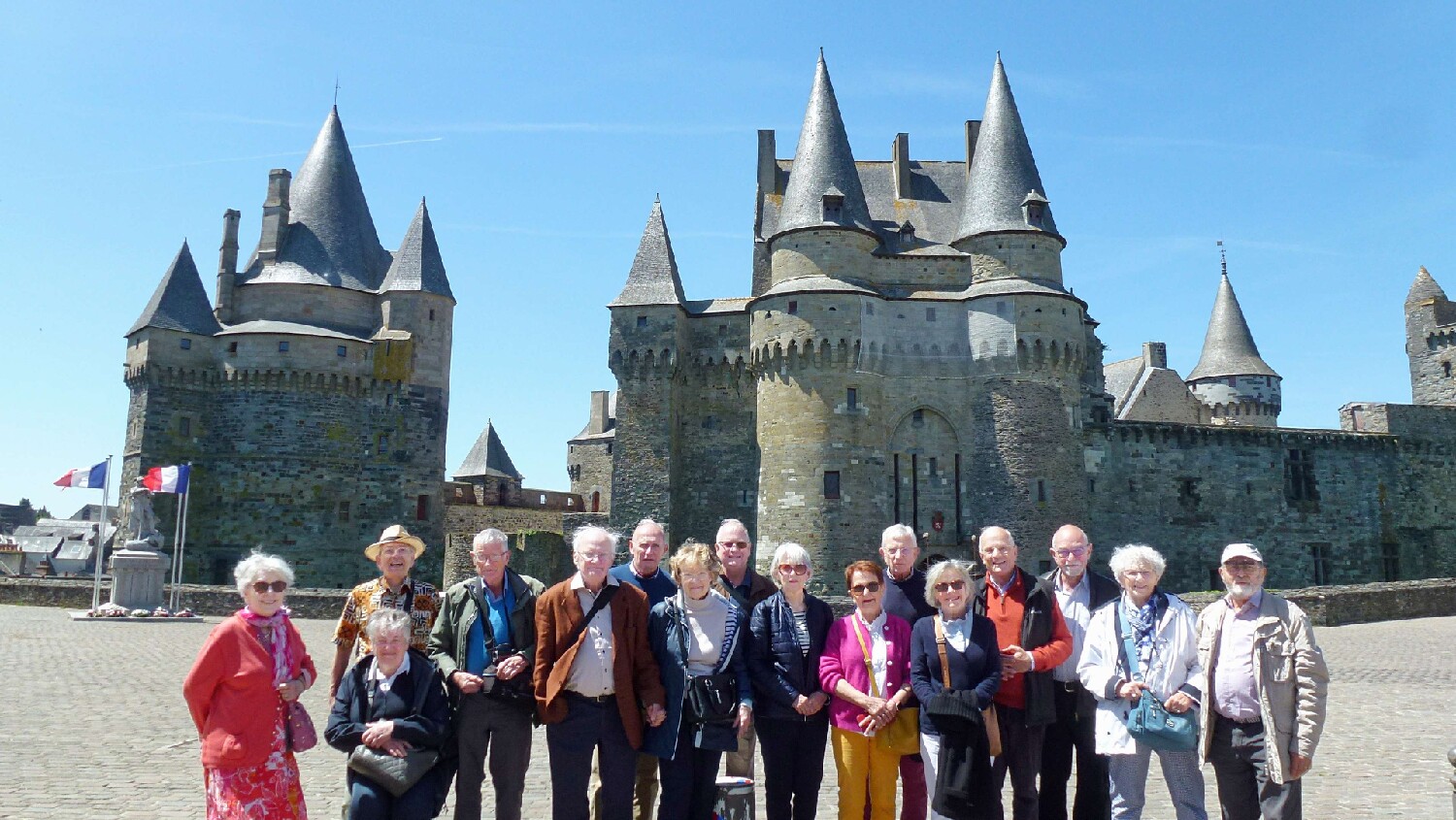 Z2505-15 GDG Ouest à Vitré 064a Photo de groupe devant le Château retouchée