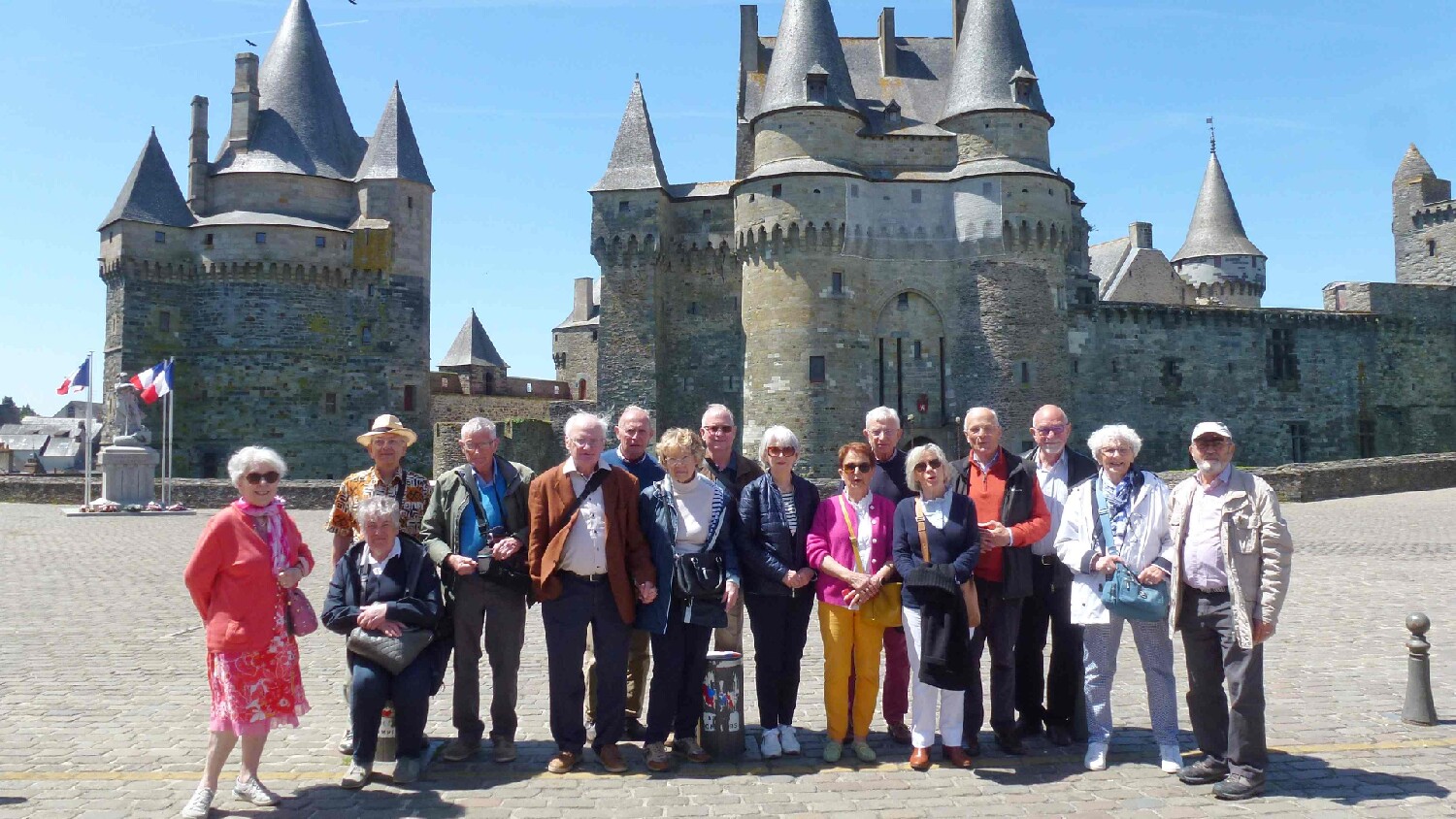 Z2505-15 GDG Ouest à Vitré 065 Photo de groupe devant le Château
