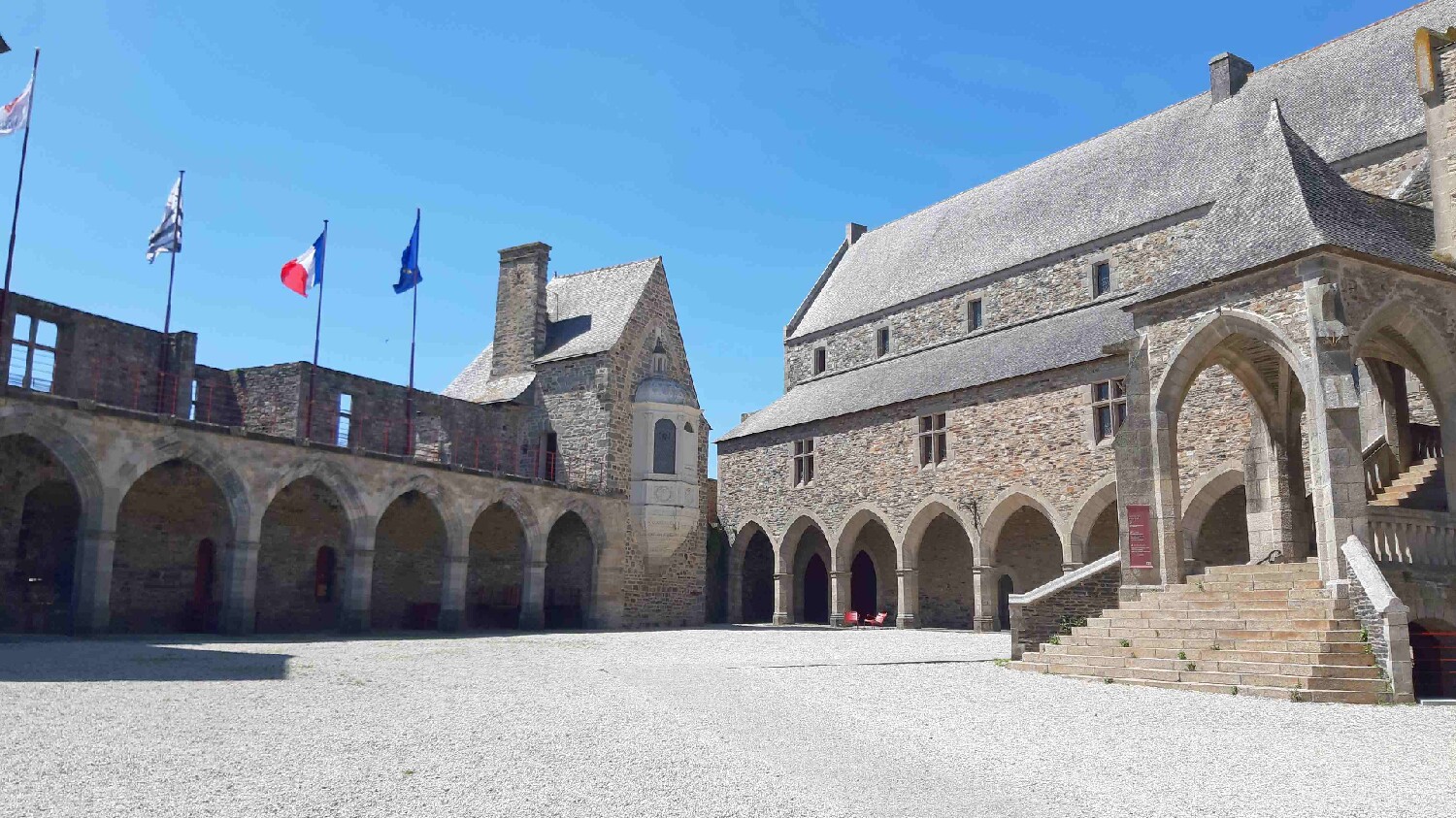 Z2505-15 GDG Ouest à Vitré 072 L'Hôtel de ville est dans le château