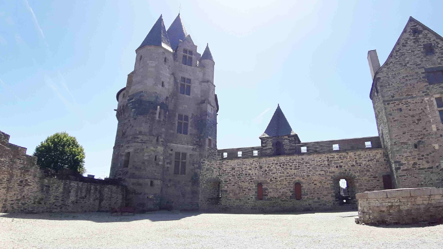 Z2505-15 GDG Ouest à Vitré 073 depuis la cour du château