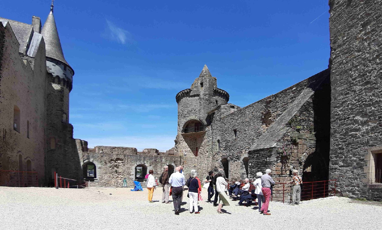 Z2505-15 GDG Ouest à Vitré 074 depuis la cour du château