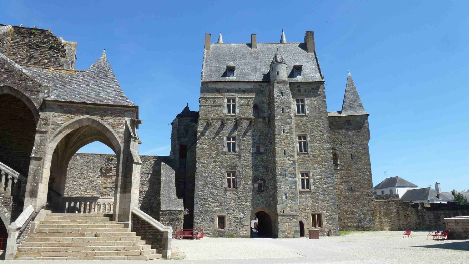 Z2505-15 GDG Ouest à Vitré 075 depuis la cour du château