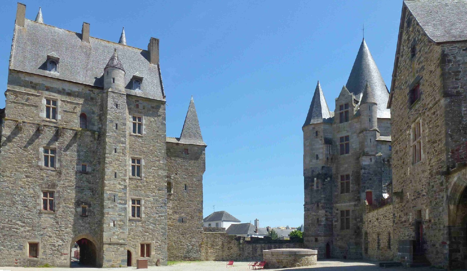 Z2505-15 GDG Ouest à Vitré 075a depuis la cour du château