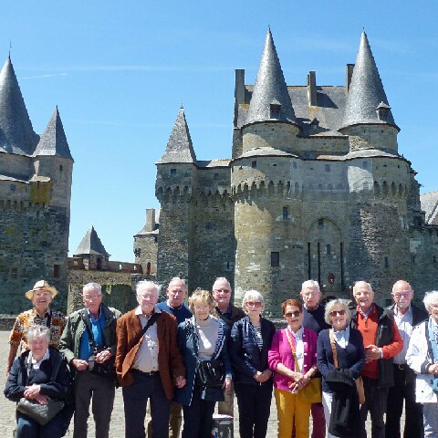 Z2505-15 GDG Ouest à Vitré 064a Photo de groupe devant le Château retouchée