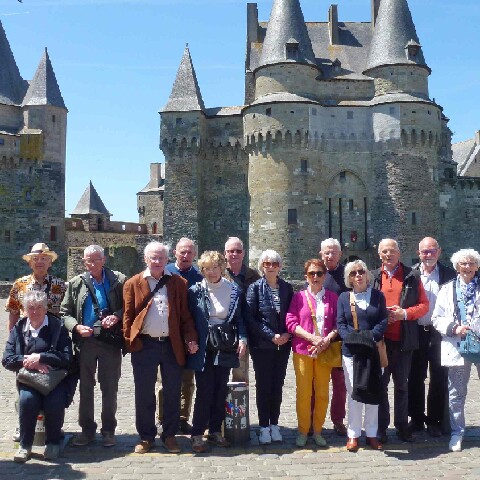 Z2505-15 GDG Ouest à Vitré 065 Photo de groupe devant le Château