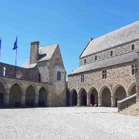 Z2505-15 GDG Ouest à Vitré 072 L'Hôtel de ville est dans le château