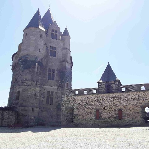 Z2505-15 GDG Ouest à Vitré 073 depuis la cour du château