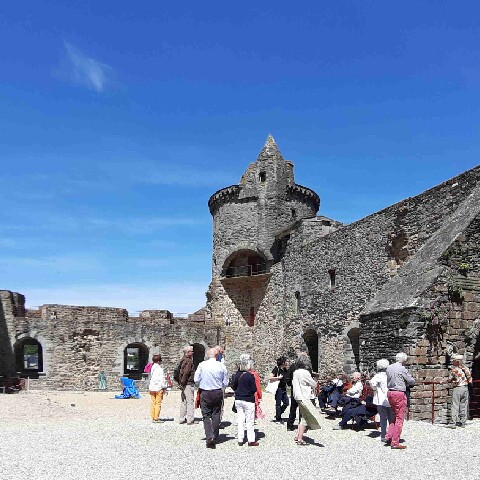 Z2505-15 GDG Ouest à Vitré 074 depuis la cour du château
