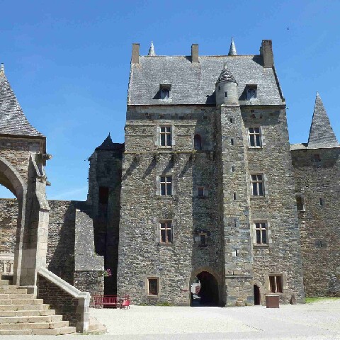 Z2505-15 GDG Ouest à Vitré 075 depuis la cour du château