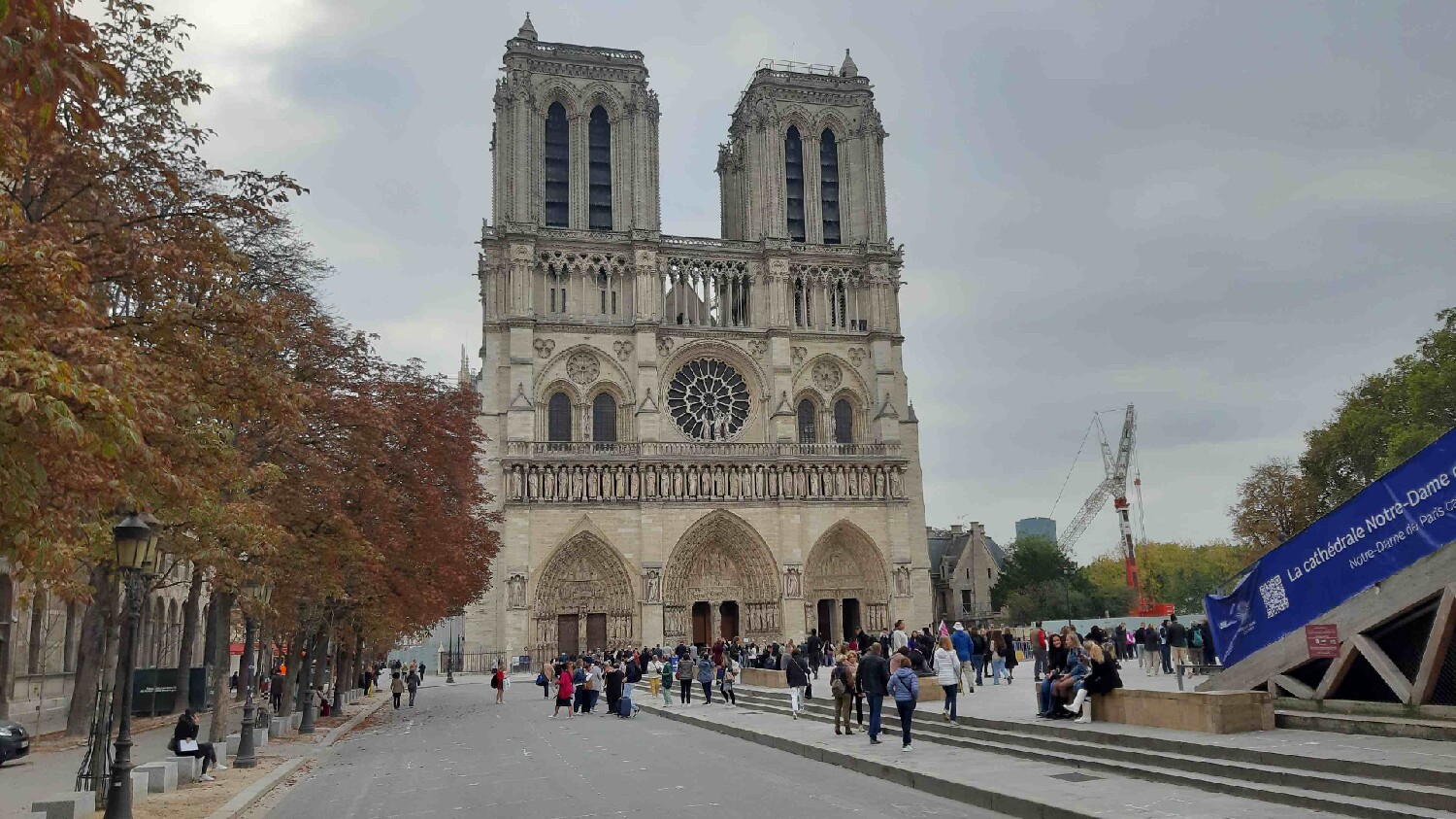 Z2510-10 AG GDG Paris 10 - Arrivée sur le parvis de la cathédrale