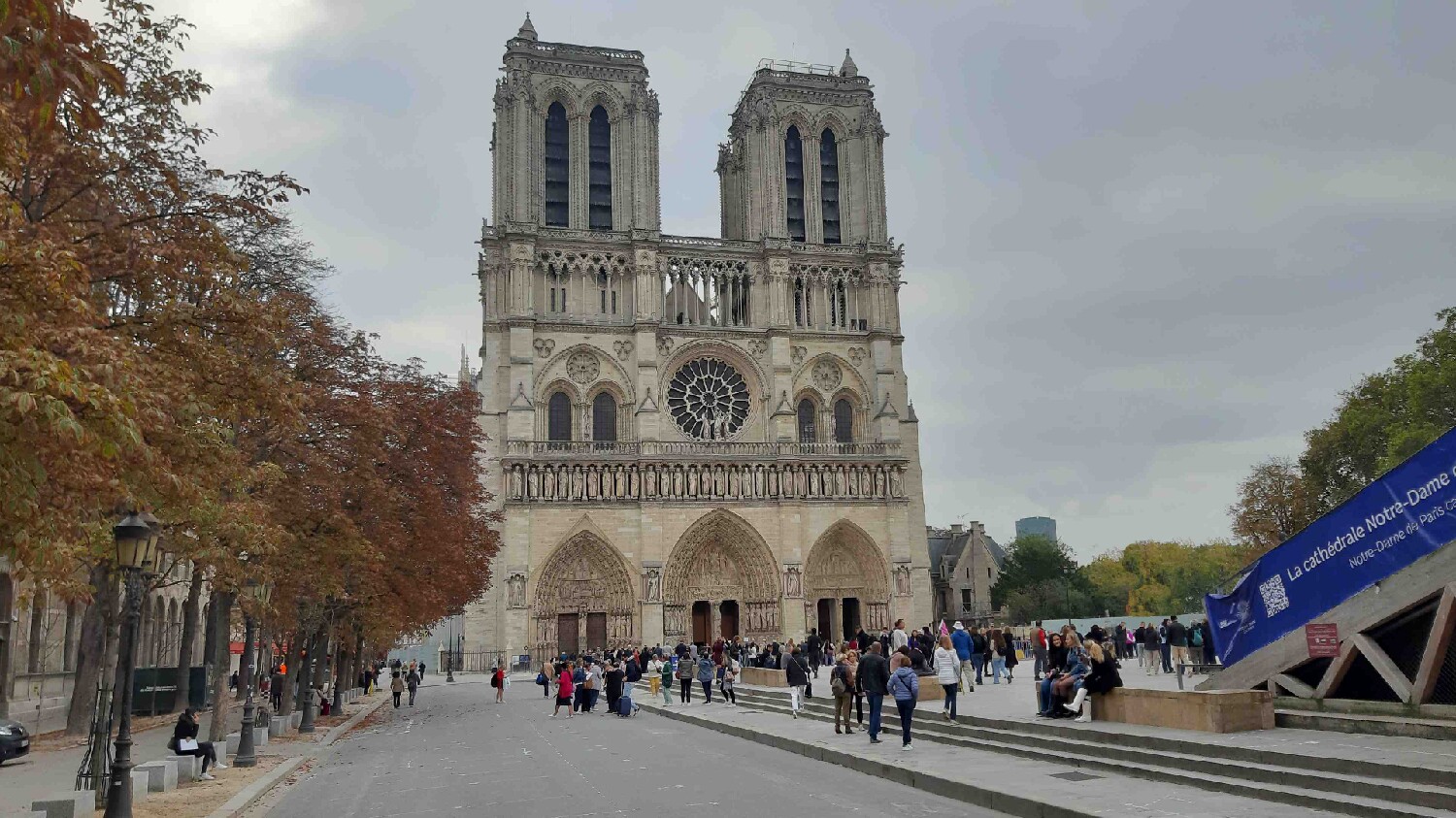 Z2510-10 AG GDG Paris 10a - Arrivée sur le parvis de la cathédrale - sans grue !