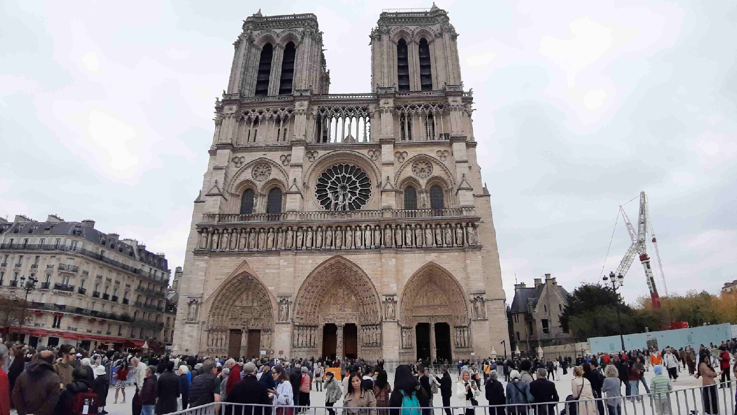 Z2510-10 AG GDG Paris 17 - Il y a du monde sur le parvis de la cathédrale !