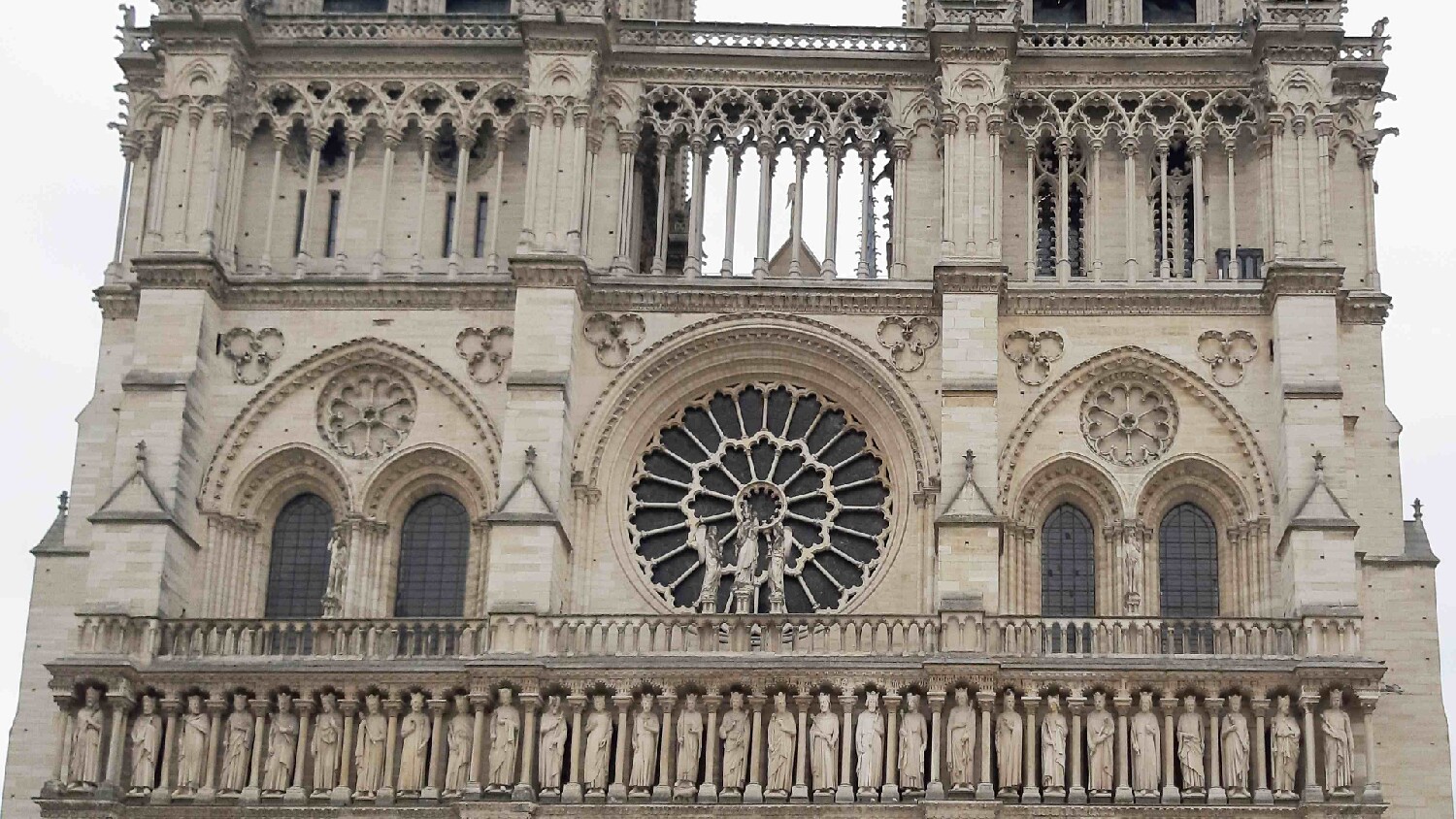 Z2510-10 AG GDG Paris 18 - Détails de la façade de la cathédrale !