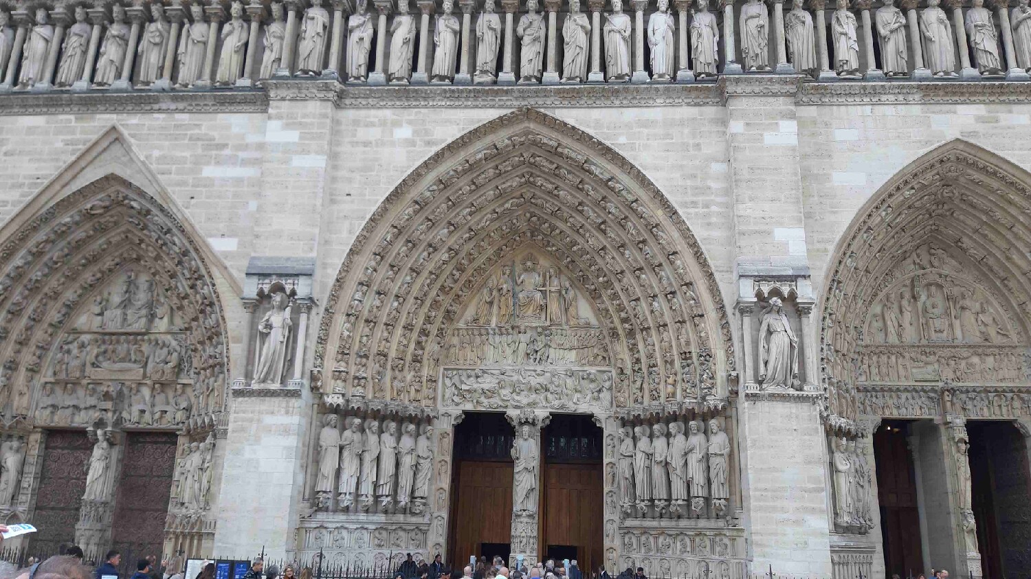Z2510-10 AG GDG Paris 26 - Détails de la façade de la cathédrale !