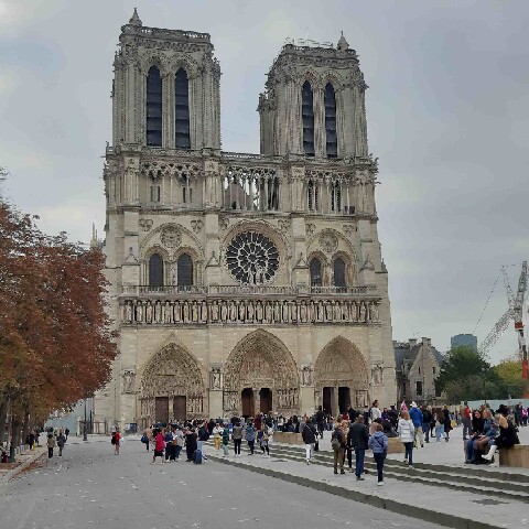 Z2510-10 AG GDG Paris 10 - Arrivée sur le parvis de la cathédrale