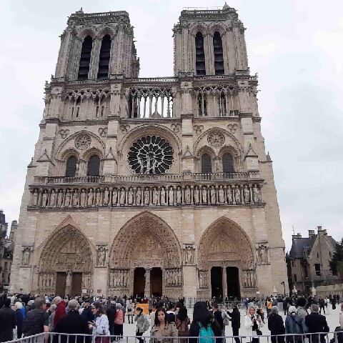 Z2510-10 AG GDG Paris 17 - Il y a du monde sur le parvis de la cathédrale !