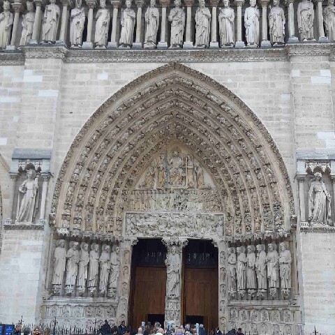 Z2510-10 AG GDG Paris 26 - Détails de la façade de la cathédrale !