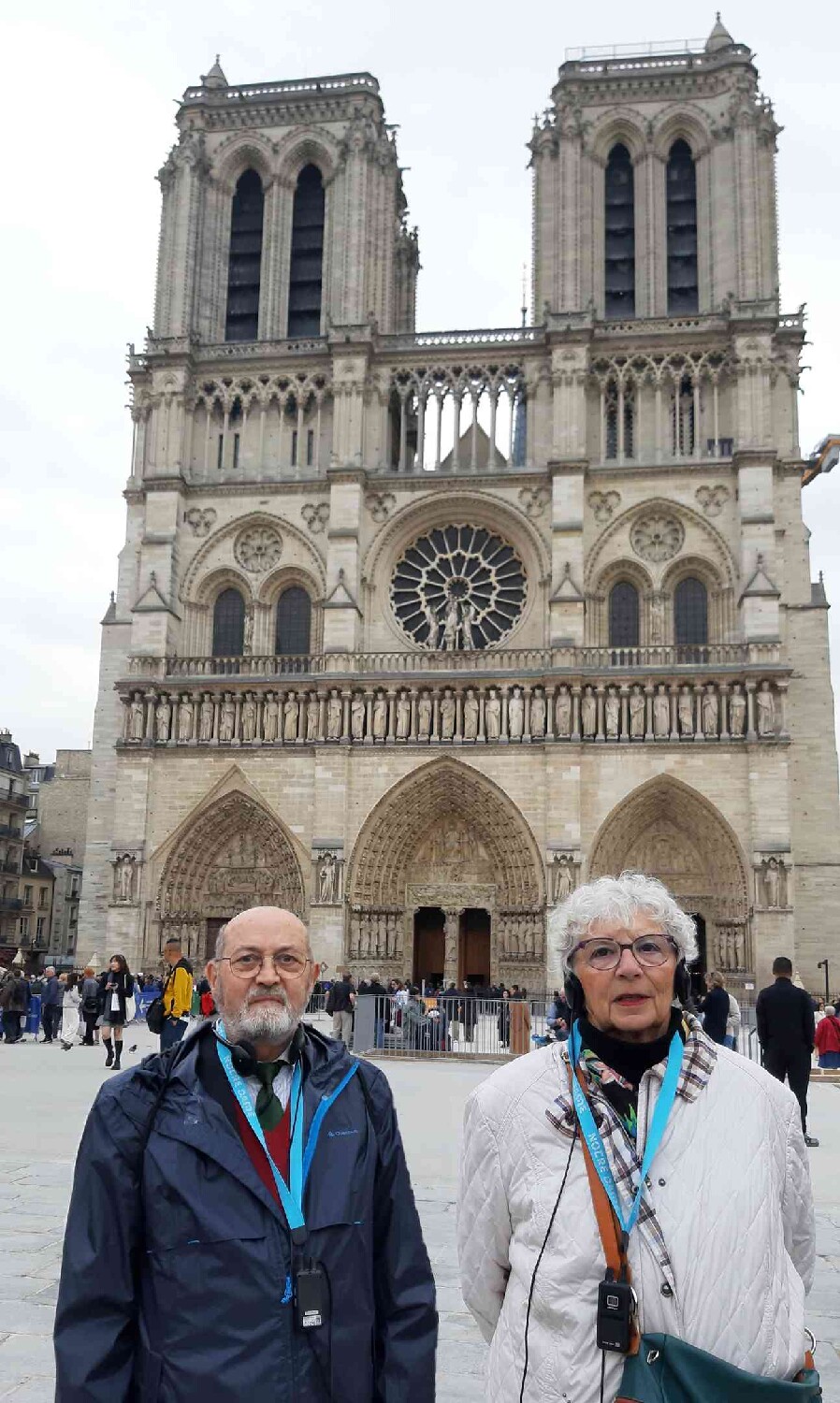 Z2510-10 AG GDG Paris 11 - B&M Perrin devant la cathédrale de Paris