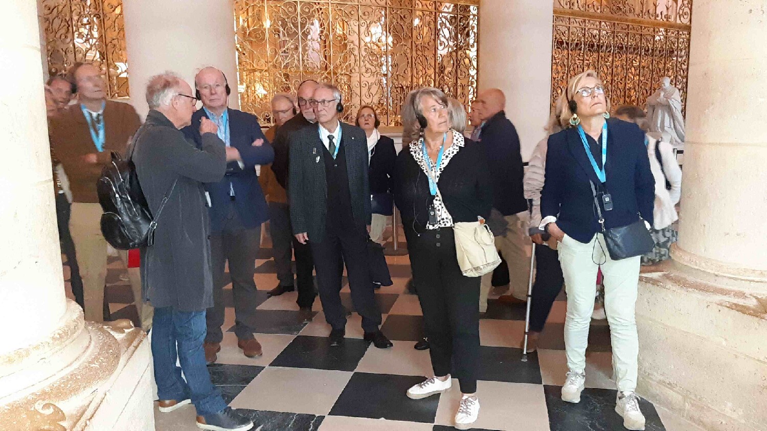 Z2510-10 AG GDG Paris 48 - la cathédrale - GDGs devant les superbes ferronneries de fermeture du choeur