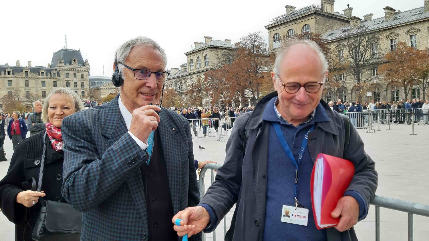 Z2510-10 AG GDG Paris 60 - la cathédrale - notre secrétaire remercie Mr Poncelet, notre guide