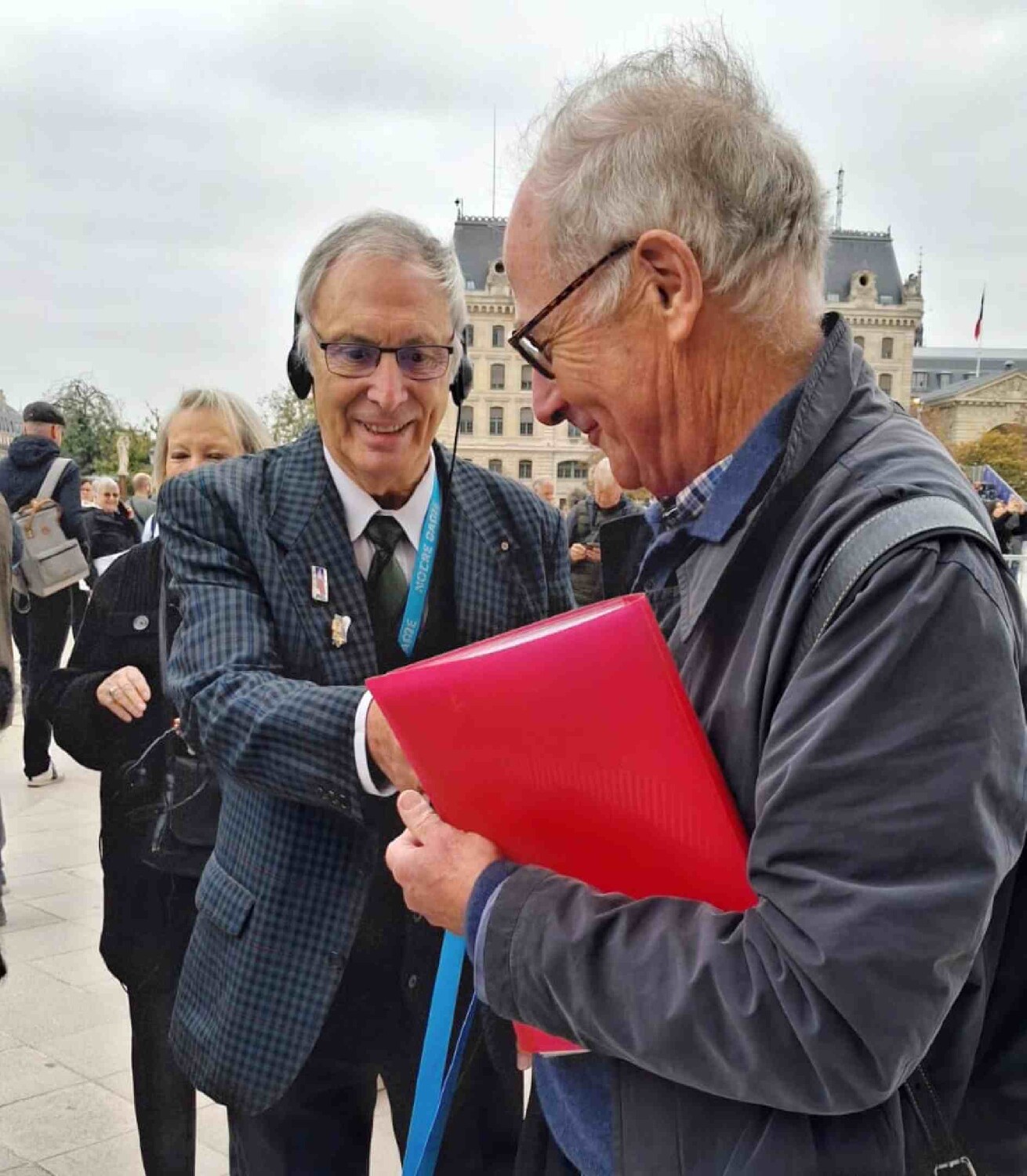 Z2510-10 AG GDG Paris 60a - la cathédrale - Le secrétaire remet un cadeau promo au guide de ND