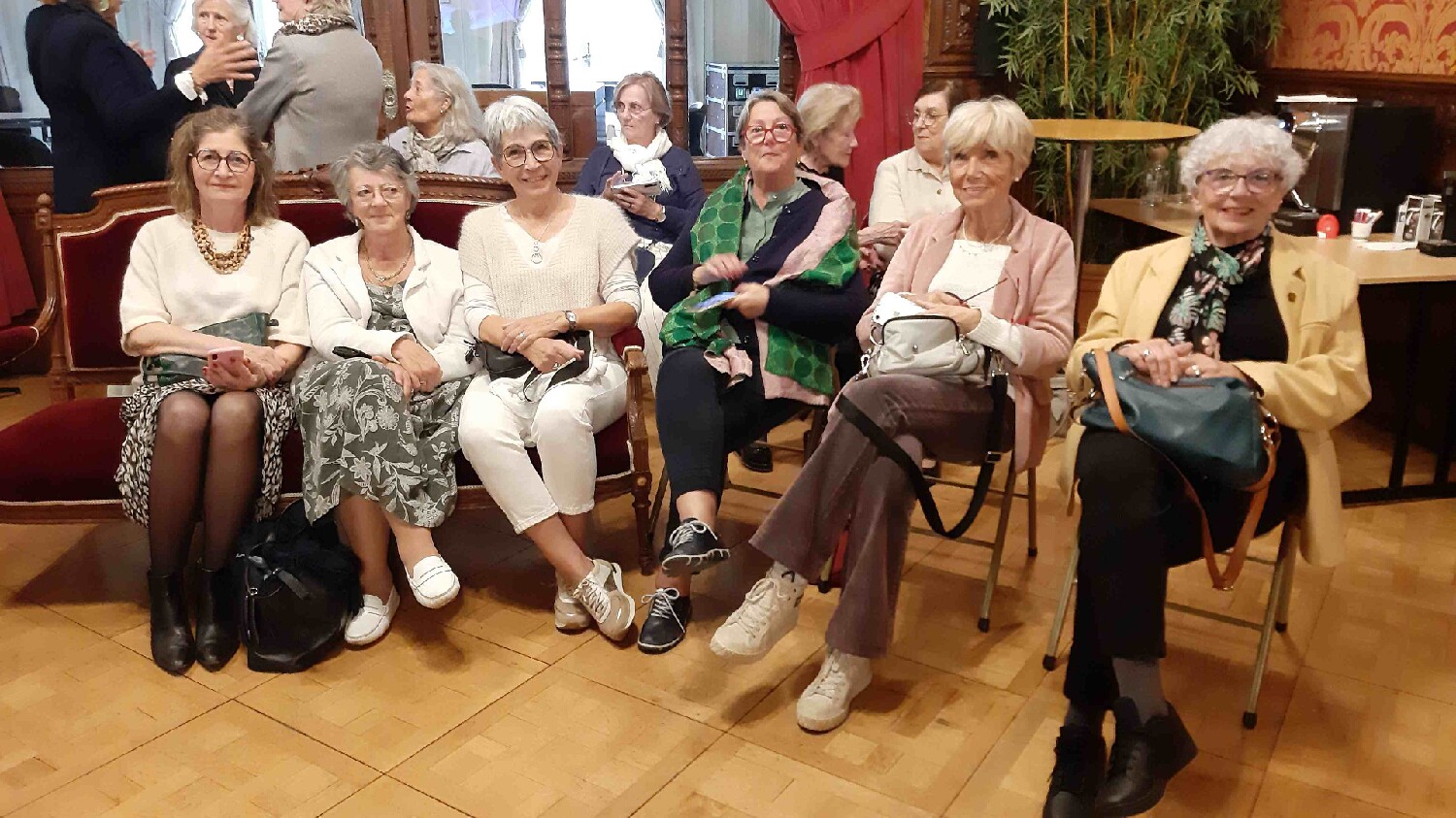 Z2510-10 AG GDG Paris 74 - aux Gueules Cassées - les Dames ont pu assister à la réunion