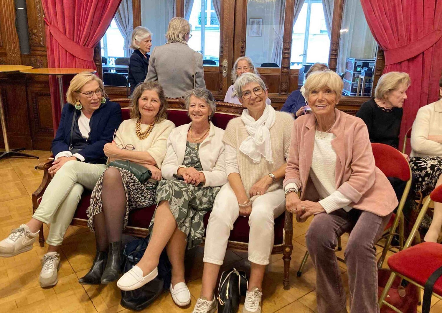 Z2510-10 AG GDG Paris 74a - aux Gueules Cassées - les Dames ont pu assister à la réunion