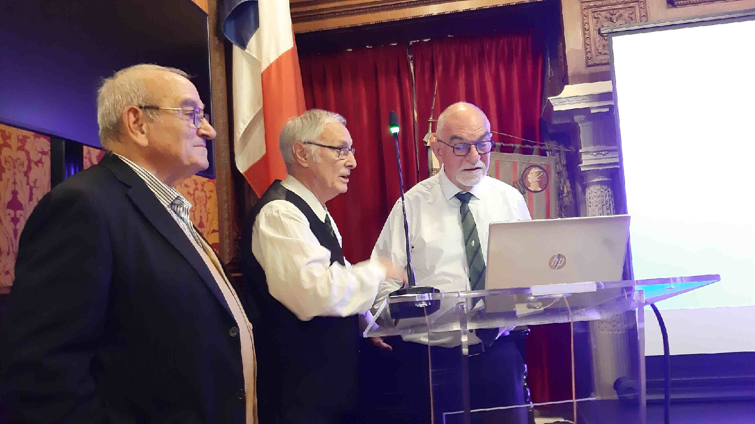 Z2510-10 AG GDG Paris 75 - aux Gueules Cassées - Bon, il y a un bug avec le vidéoprojecteur !