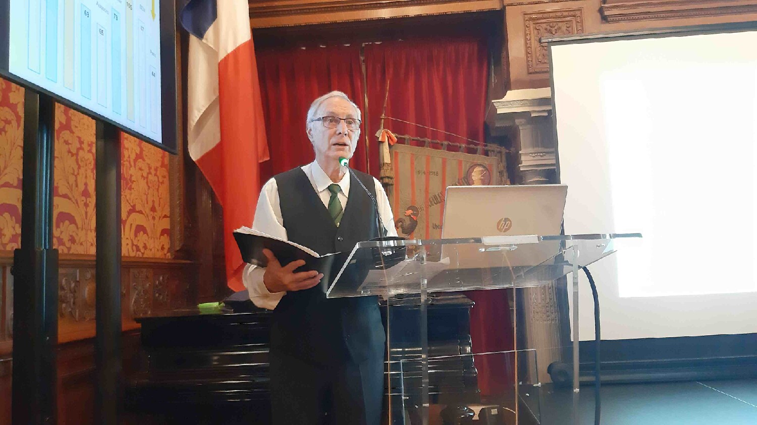 Z2510-10 AG GDG Paris 78 - aux Gueules Cassées - Yves Logette, notre secrétaire, déroule la réunion